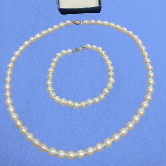 FRESHWATER PEARLS CHOKER NECKLACE W/ MATCHING BRACELET W/ FAUX PEARL STUDS - Picture 1 of 3